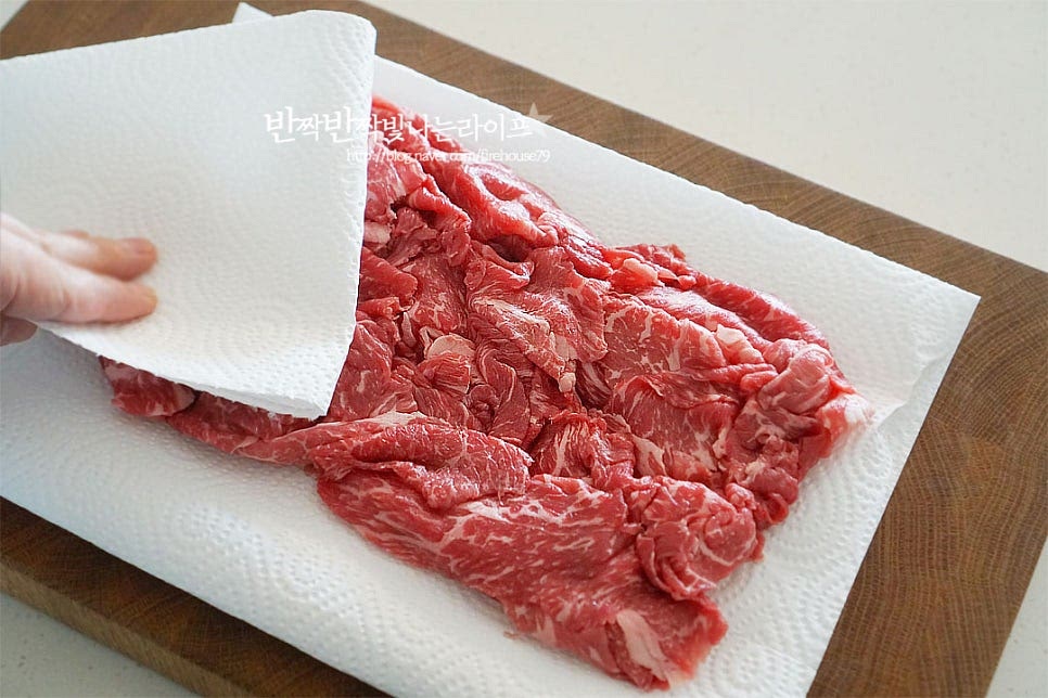 소고기는 얇게 썬 불고깃감을 준비합니다. 키친타월로 핏물을 제거해 주세요. 양념이 잘 어우러지면서 식감이 느껴지도록 2cm 정도 두께로 채 썰어줍니다. 부드러우면서 먹는 맛이 있어야 합니다.