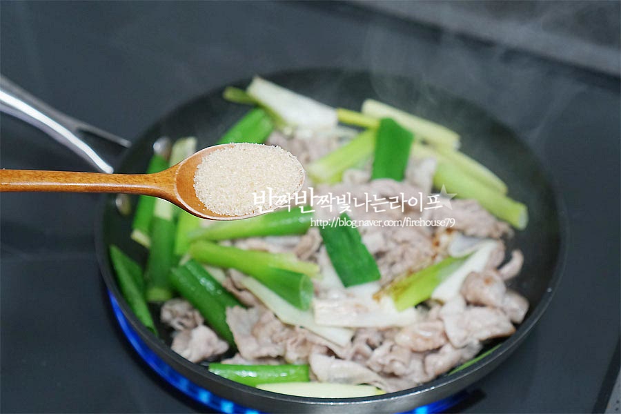 설탕 1숟가락을 넣어줍니다. 설탕을 먼저 넣고 한번 볶아주면 부드러운 단맛과 함께 간장 간이 맛있게 스며들어요. 맛간장 3~4숟가락을 넣어줍니다. 맛간장이 없다면 진간장과 맛술로 대체 가능해요. 간장의 짠맛 정도에 따라 입맛에 맞게 양을 가감하여 줍니다. 밥이랑 같이 먹을 것이라 간간하게 간을 맞추어주심 되어요. 양념 재료가 조려질 정도로 중간 센 불로 휘리릭 볶아주었어요. 매운맛을 추가하기 위해 청양고추와 홍고추를 넣고 마무리해요. 대패삼겹살 요리 정말 간단하죠^^ 재료를 볶다가 설탕과 간장만 넣어주면 한 그릇이 금방 완성입니다. 반찬 고민될 때 만들어 먹음 딱 좋아요. 요리 영상을 같이 보시면 조금 더 쉽게 만드실 수 있답니다. 뜨끈한 밥 위에 백종원 대패삼겹살 올려주면 근사한 식탁이 준비되어요. 정말 후다닥 만들었는데 맛은 그렇지 않아요. 고소한 돼지와 대파 풍미에 짭조름한 소스까지 조합이 딱 어울린답니다. 대패삼겹살 덮밥은 혼밥이나 냉장고에 먹을게 보이지 않는 날 자투리 고기와 채소로 만들어 먹기 좋은 것 같아요. 재료부터 양념 소스까지 정말 간~단하게 준비해서 볶아 만들어 드실 수 있답니다. 맛있게 만들어 드세요^^ 끄읕 ! 콩나물불고기 레시피도 같이 참고해 주세요.