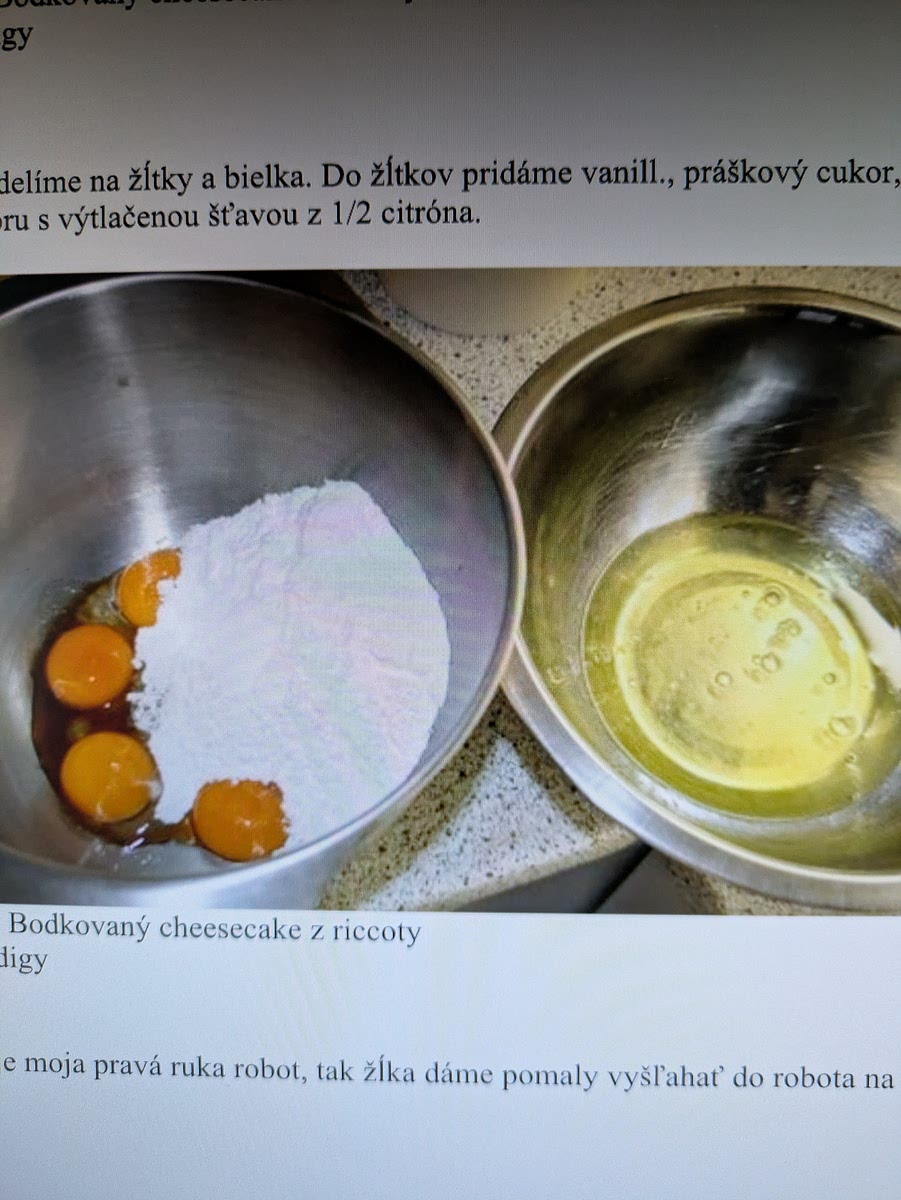 Vajcia rozdelíme na žĺtky a bielka. Do žĺtkov pridáme vanilkový cukor, extrakt, práškový cukor a citrónovú kôru s vytlačenou šťavou.