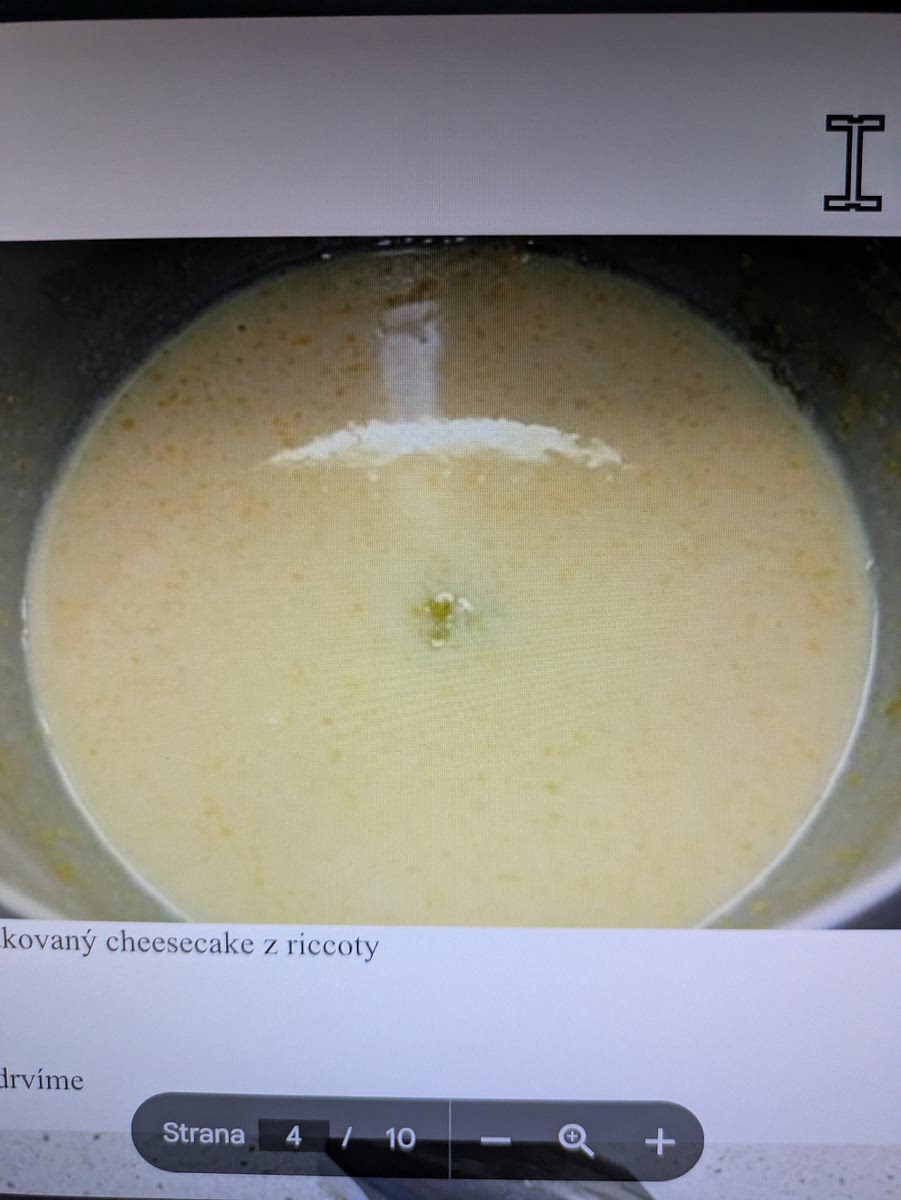 Žĺtka pomaly vyšľaháme na penu pomocou kuchynského robota.