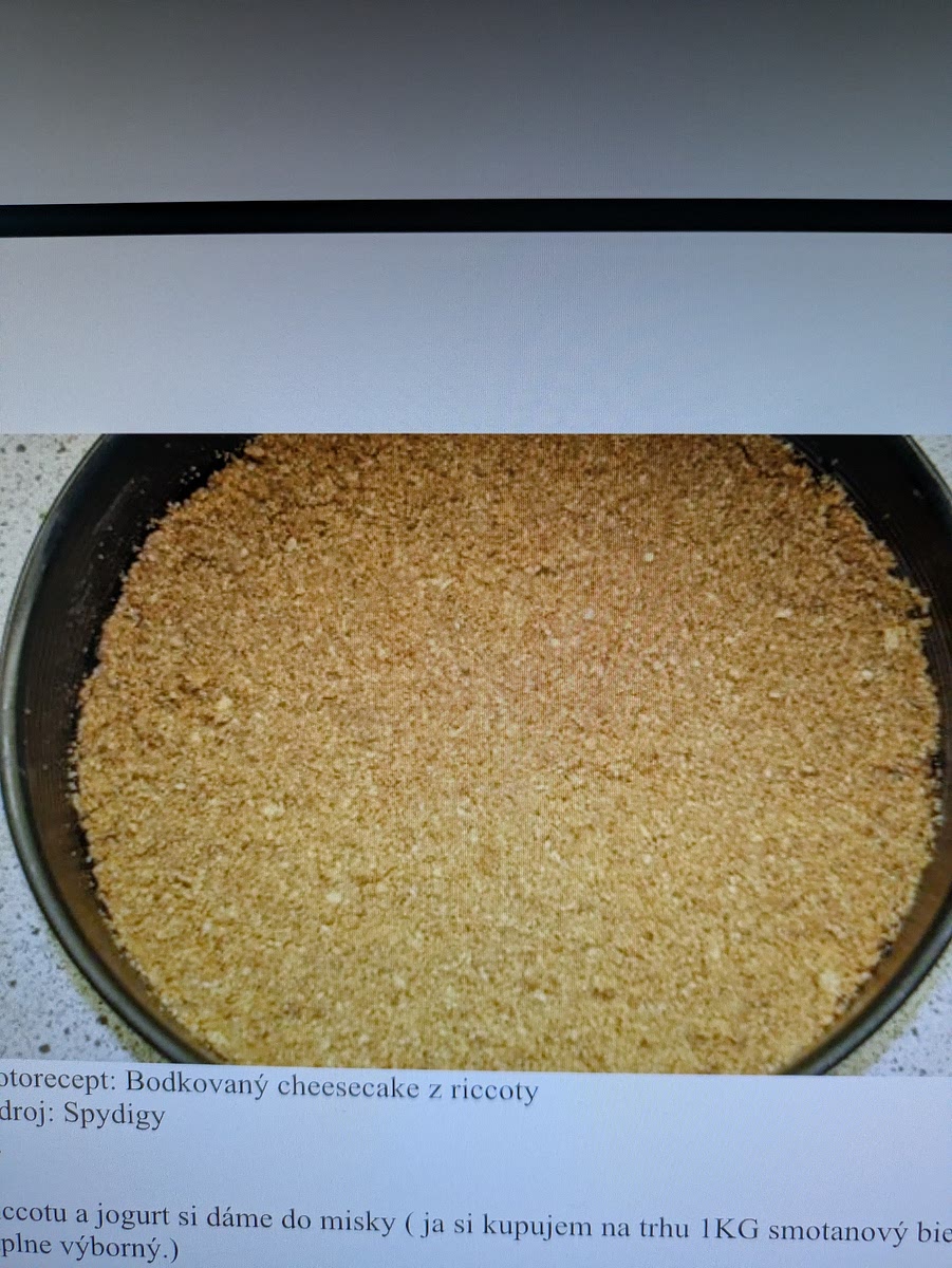 Sušienky vysypeme a rukou rovnomerne pritlačíme.