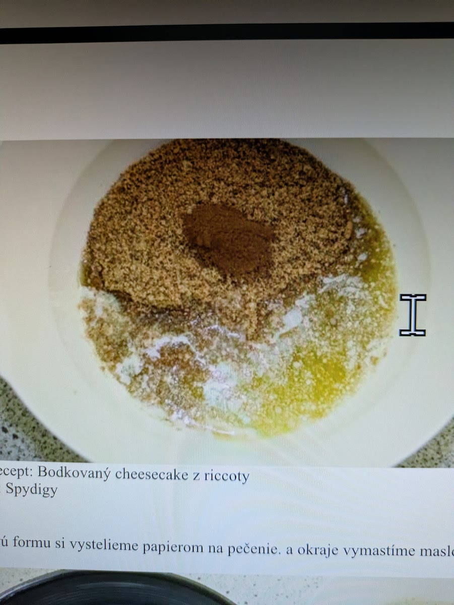 Sušienky rozdrvíme. Pridané škoricu. Maslo si roztopíme v mikrovlnke, vylejeme a poriadne zamiešame.
