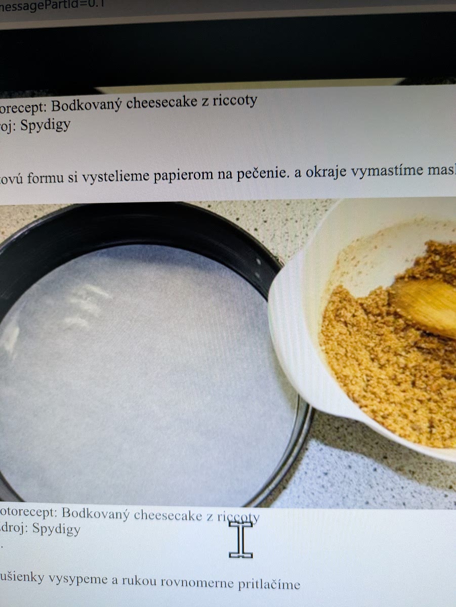 Tortovú formu vystelieme papierom na pečenie a okraje vymastíme maslom.