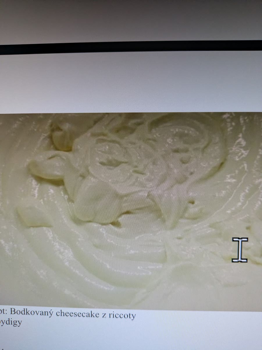 Ricottu a jogurt si dáme do misky. Ponorným mixérom vymixujeme hladkú zmes.