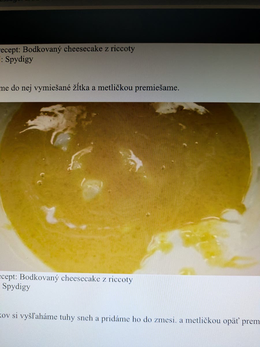 Pridáme do nej vymiešané žĺtka a metličkou pomiešame.