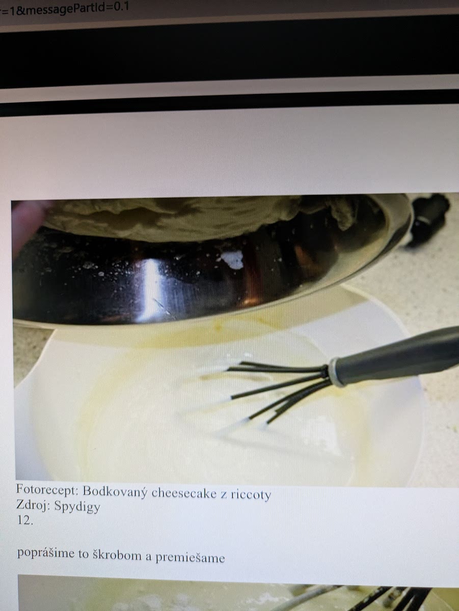 Z bielkov si vyšľaháme tuhý sneh a pridáme ho do zmesi. Metličkou opäť premiešame.