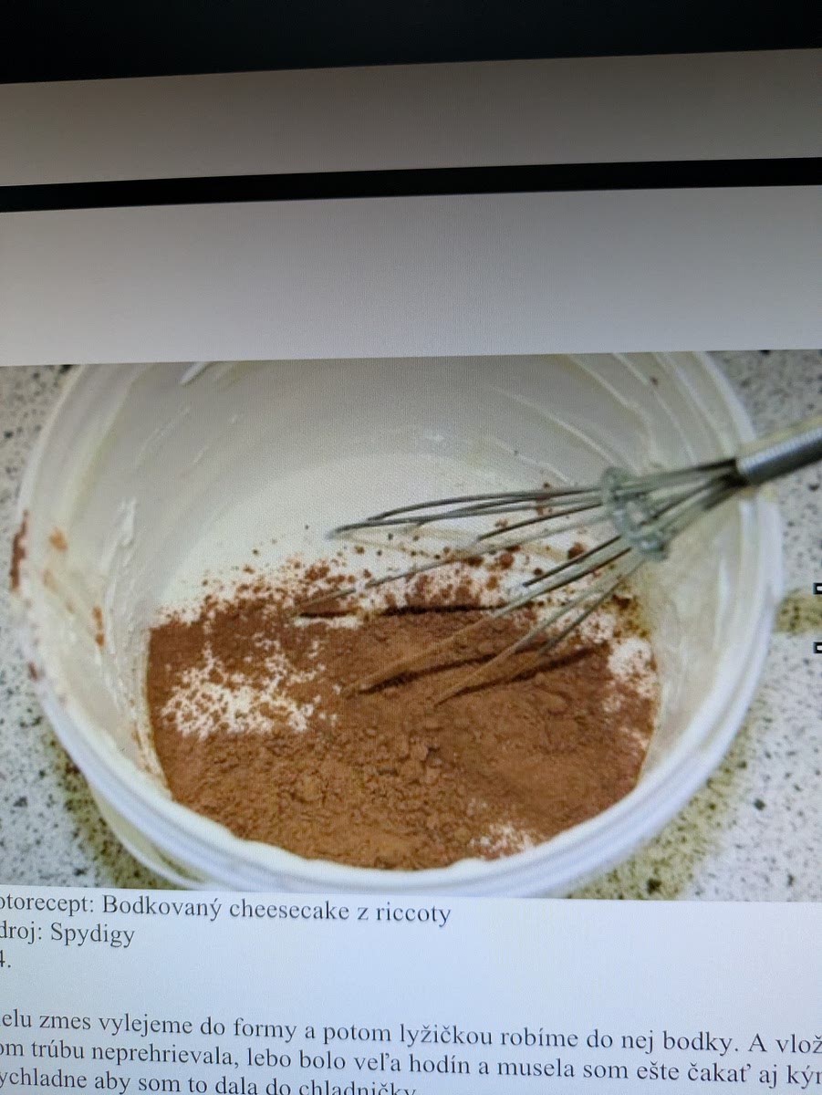 Do misky si odlejeme trošku zmesi, do ktorej si pridáme PL kakaa a premiešame.