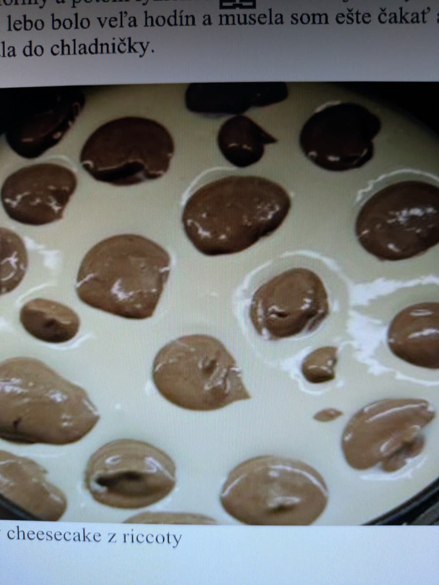 Bielu zmes vylejeme do formy a potom lyžičkou robíme do nej bodky z hnedej zmesi. Vložíme do trúby - pečieme na 200°C cca. 1 hodinu. Po upečení necháme vychladnúť a dáme do chladničky.