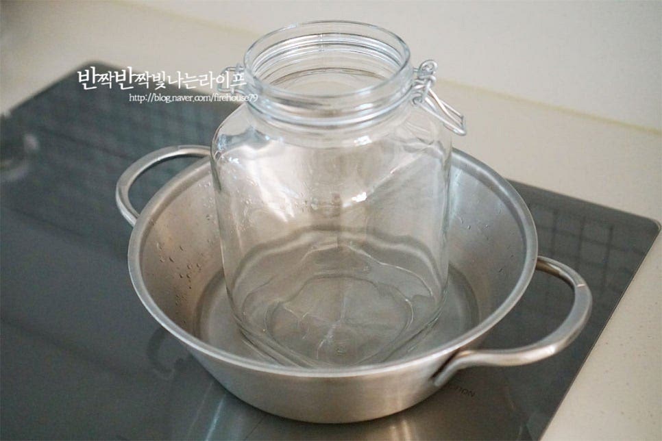 보관할 용기는 열탕소독하여 물기 없이 건조해 줍니다. 마지막에 아래 사진과 같이 병을 세워 끓여주시면 물기가 깔끔하게 말라요.