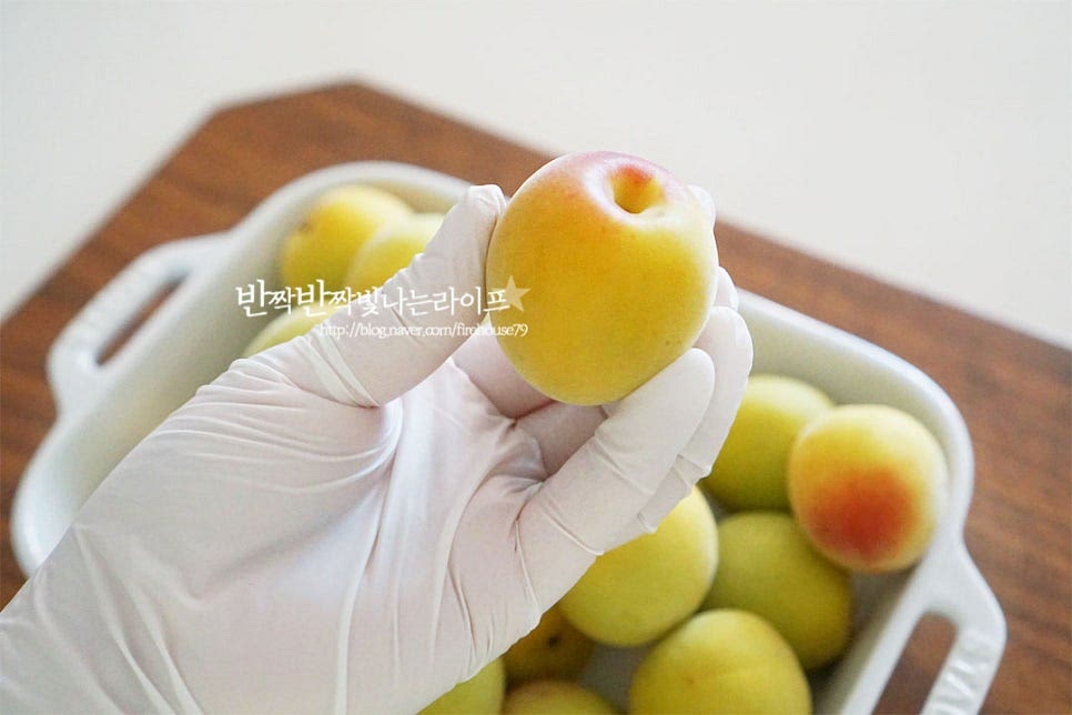 노랗고 빨갛게 익는 황매는 과즙이 풍부하고 당도와 구연산 함량이 높으며 향이 진해서 올려 두기만 해도 집안 가득 향기로움이 퍼져요. 크기가 클수록 과즙과 향이 많다고 하여 특대 크기로 큼직한 것으로 준비했습니다. 식초나 베이킹소다를 희석한 물에 10분 정도 담갔다 깨끗하게 헹군 뒤 물기를 제거해 줍니다. 겉에 물기가 건조되어야 숙성되는 과정에서 곰팡이가 생기지 않습니다. 그렇기 때문에 넓은 체반에 올려 물기를 말려줍니다. 저는 전날 저녁 미리 씻어두고 다음날 오전에 건조된 상태로 만들었어요. 세척 후 꼭지를 제거해 줍니다. 이쑤시개와 같이 뾰족한 도구를 활용하면 손쉽게 제거하실 수 있어요. 꼭지를 먼저 제거한 뒤 씻으면 수분이 안으로 들어갈 수 있어 건조한 뒤 빼주시면 되며 쓴맛이 날 수 있어 제거해 주는 것이랍니다.