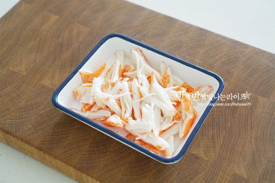 크래미는 결대로 찢어줍니다. 결대로 찢어먹음 식감도 느껴지고 본연의 감칠맛이 더욱 풍부해지는데요. 그대로 먹어도 맛있지만 유부초밥과 조화롭게 어우러질 수 있도록 마요소스에 버무려줄 것입니다. 넉넉한 크기의 볼에 재료를 넣고 마요네즈 2 큰 술 듬뿍, 허니 머스터드 1/2 작은 술 고추냉이 1/2 작은 술, 소금과 후추 약간 넣어줍니다. 간에 따라 알싸한 고추냉이는 조절해 주세요. 소량이 들어가면 매운 향이 개운하게 느끼함을 잡아주어 잘 어울린답니다. 재료가 어우러지도록 버무려줍니다.