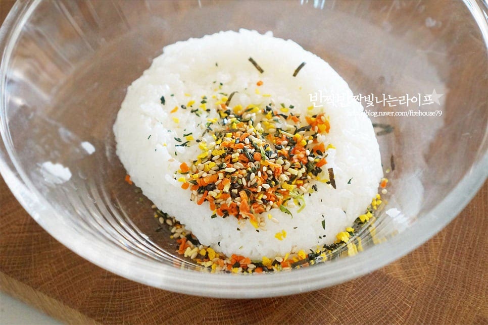 밥 1공기 넉넉히 볼에 담고 참깨야채볶음 1봉, 단촛물 2/3개를 넣어요. 간에 따라 새콤달콤한 단촛물을 조절해 주세요. 맛있게 간이 될 수 있도록 섞어줍니다. 밥만 먹어도 새콤달콤하게 신맛과 단맛이 적당히 맛나요.