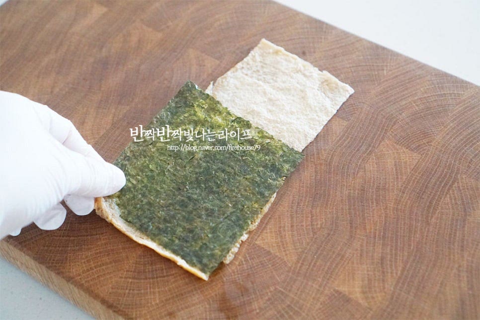 펼쳐진 위로 조미김을 올려줍니다. 주머니 속에 밥을 채워 만드는법과 달리 김밥처럼 돌돌 말아 만들어줄 것입니다. 깻잎을 올리고 그 위로 조미간을 한 밥을 넓게 펼쳐줍니다. 깻잎을 같이 먹으면 야채로 산뜻하면서 향긋한 향미를 더해 맛있습니다. 크래미와 채 썬 오이를 올려줍니다. 그리고 김밥을 말듯이 돌돌 말아줍니다. 먼저 끝부분에서 안쪽으로 동그랗게 속재료를 감싼 뒤 앞으로 돌돌 말아 완성해요. 속을 채워 넣는 것만큼이나 간단하며 유부초밥과 김밥의 두가지 맛을 동시에 느낄 수 있어요. 같은 방법으로 돌돌 말아 롤모양으로 만들면 한입에 쏙 집어먹기 딱 좋은데요. 밥과 함께 크래미와 오이, 깻잎의 고소하고 산뜻한 풍미를 함께 맛볼 수 있어 더욱 푸짐해요. 영상도 같이 담았어요. 펼친 유부 위로 재료들을 올려 김밥말듯이 돌돌 롤 모양으로 만든 레시피로 시판용 재료에 몇 가지를 첨가하여 간단한 별미로 맛볼 수 있답니다. 롤유부초밥 만들기 맛있고 든든한 점심 도시락메뉴로 즐겨보세요. 끄읕 !