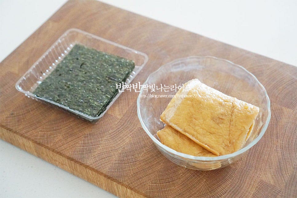 시판용 초밥 키트를 활용하면 누구나 쉽고 간단한 요리를 맛볼 수 있는데요. 기본 재료에 크래미나 참치, 깻잎 등을 더하면 감칠맛도 좋고 푸짐한 메뉴로 맛볼 수 있어요. 롤유부초밥에 들어있는재료를 준비해요. 펼친 유부는 가볍게 물기를 짜줍니다. 너무 꽉 짜면 찢어질 수 있으며 촉촉하지 않고 텁텁하게 느껴질 수 있습니다. 오이는 굵은소금으로 껍질을 문질러 씻은 뒤 어슷하게 썰어 곱게 채를 썰어줍니다. 크래미와 오이가 산뜻하게 잘 어울려 맛나요. 깻잎은 흐르는 물에 씻은 뒤 물기를 꼼꼼하게 제거해 줍니다. 그리고 꼭지 부분을 잘라내요.