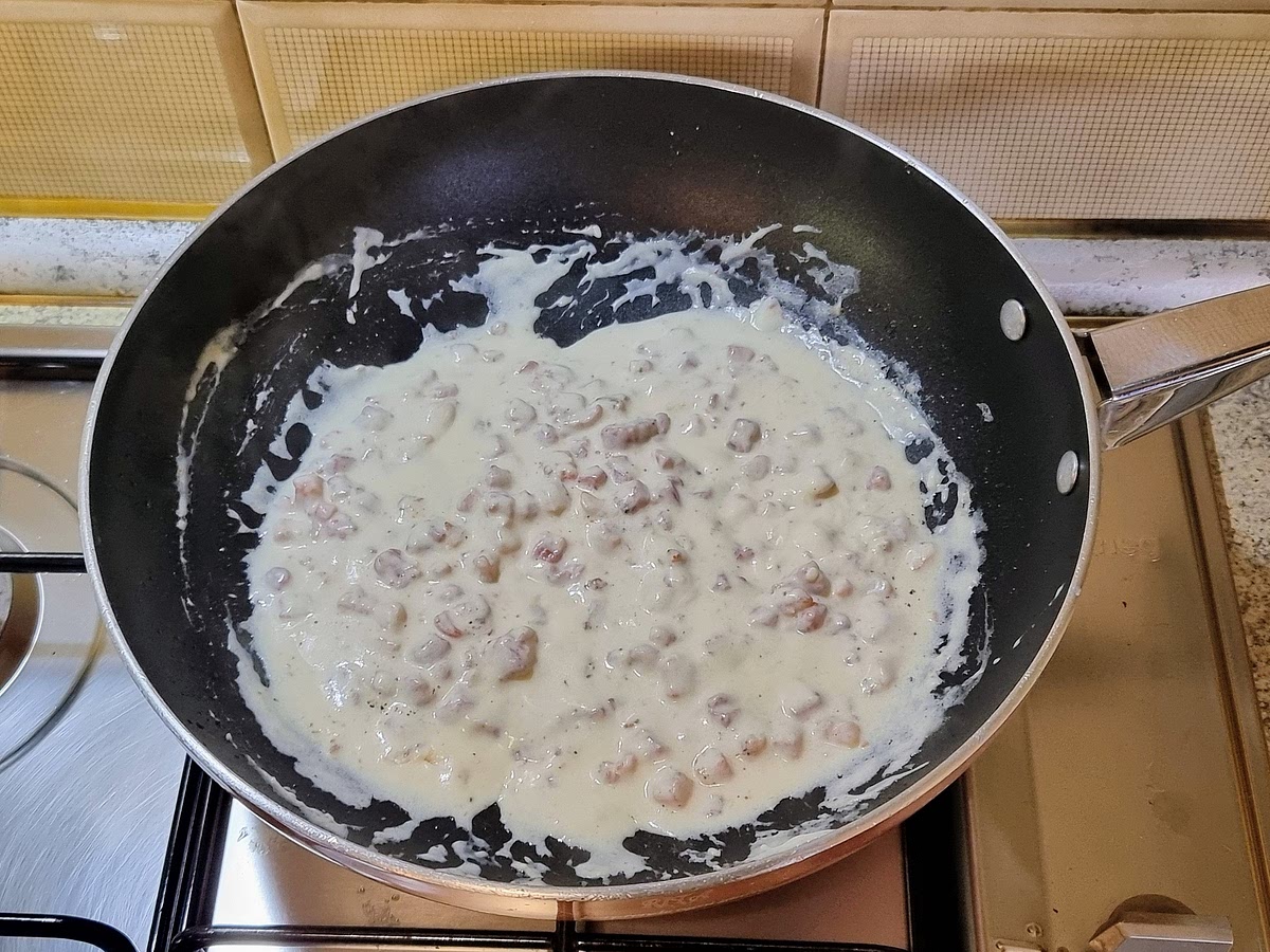 Continuare ad amalgamare bene il composto a fiamma bassissima, facendo attenzione a sciogliere eventuali grumi di pecorino. Spegnere subito la fiamma se il composto dovesse iniziare a sobbollire.