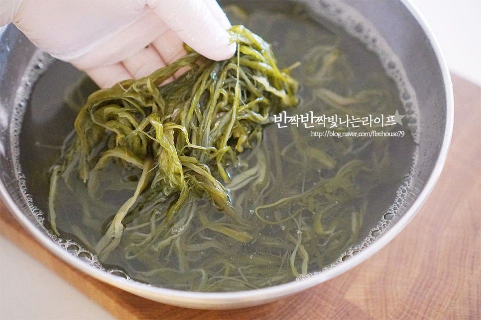 미역을 길게 찢어 놓은 줄거리는 보통 마트나 시장에서 구매하면 소금에 염장된 상태인데요. 어떤 걸 사느냐에 따라 짠맛은 조금 다르지만 기본적으로 소금이 묻어있기 때문에 세척 후 물에 담가 짠맛을 빼주는 과정이 중요합니다. 녹색이 선명하고 진하면서 광택이 있고 만져보았을 때 탄력이 느껴지는 것이 식감과 향이 좋아요. 먼저 물에 담가 살살 흔들어 서너 번 겉의 소금을 제거하여 줍니다. 여러 번 헹구면 그만큼 덜 담가주셔도 되겠지요. 잠길 정도로 찬물을 붓고 10~15분 담가줍니다. 중간에 물을 한두 번 갈아주면 조금 더 시간이 단축되며 너무 오래 담그면 싱거워질 수 있기 때문에 중간에 간을 보고 담그는 시간을 조절해 주세요. 저는 많이 짠 편이 아니라서 10분 다 되어갈 때 헹구어주었습니다. 물에 담가 살살 흔들어 헹구어준 뒤 체에 밭쳐 물기를 털어줍니다. 먹어보면 본연의 바다 향미를 맛볼 수 있으면서 짜지 않은 정도입니다. 길이에 따라 한입에 집어먹기 좋게 잘라줍니다. 칼로 썰어주셔도 좋고 가위로 간편하게 잘라도 됩니다.