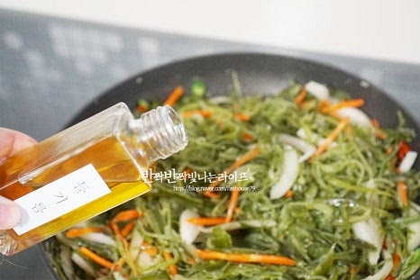 야채와 어우러지면 들기름 1 큰 술, 들깨가루 1 큰 술을 넣어줍니다. 들기름과 들깨가루가 들어가면 구수한 풍미를 더해 맛도 좋으며 비린내 없이 맛있게 요리할 수 있어요. 간을 보고 부족한 간은 소금 또는 참치액으로 더해주는데요. 맛소금을 약간 뿌려주면 밖에서 먹는 맛을 낼 수 있어요. 짠맛은 전처리 과정에 따라 차이가 있어 입맛에 맞게 조절하여 주세요. 맛있게 볶아 마무리하여 줍니다. 푸짐하게 담아 통깨를 약간 뿌려주면 고소하고 맛깔나게 완성이에요. 꼬들한 식감이 먹을수록 감칠맛나고 고소한 풍미까지 동시에 맛볼 수 있어요. 영상도 같이 담았어요. 염장미역줄기를 물에 담가 짠맛을 빼는 과정에서 너무 짜거나 싱겁지 않게 조절한 뒤 마늘과 들깨가루, 들기름으로 구수하게 비린내를 잡아 요리하면 간단한 레시피로 든든하게 요리할 수 있답니다. 미역줄기볶음 만드는 법 간단하고 맛있는 밑반찬 챙겨드세요. 끄읕 !