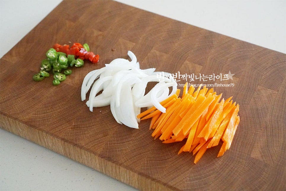 미역줄기볶음의 색감과 맛을 더해주는 양파와 당근은 채를 썰어줍니다. 너무 두껍지 않게 곱게 채 썰어주면 미역줄거리와 젓가락으로 같이 집어먹기 좋아요. 매콤 칼칼한 청양고추도 잘게 송송 썰어줍니다. 매운맛에 따라 생략도 가능한데요. 약간 매콤하게 들어가면 비린 맛도 잡고 풍미를 풍부하게 맛을 낼 수 었어요.