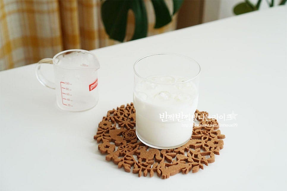 유리잔에 얼음과 우유를 넣어줍니다. 우유는 대략 200ml 정도 넣어주었는데 진함의 농도에 따라 양을 조절하여 줍니다. 우유 위로 올려주면 달고나커피가 만들어집니다. 정말 정말 간단하죠~ 간단하면서도 또 색다른 커피 메뉴랍니다. 앞서 말한 대로 인스턴트커피가 진하기 때문에 양은 기호에 따라 준비해 주심 더 맛있게 드실 수 있어요. 라떼 색감이 정말 곱죠^^ 만드는법 영상도 같이 담았어요. 설탕으로 만드는 달고나를 커피를 넣고 이렇게 만드니 이색적인 메뉴랍니다. 달콤한 게 당기는 날 마심 제대로 당충전 되고요~ 달고나라떼 만드는법 커피 : 설탕 : 물 = 1 : 1 : 1 요것만 기억하시면 언제나 손쉽게 만들어 드실 수 있답니다. 맛있게 만들어 즐기세요^^ 끄읕 ! 아인슈페너도 같이 참고해 주세요.