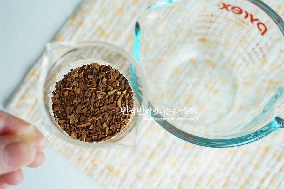 달고나라떼 만드는법은 정말 쉬워요. 커피, 설탕, 물을 1:1:1 비율로 섞은 뒤 거품기로 저어주면 되는데요. 저는 3스푼씩 넣어주었는데 입맛에 따라 비율을 지켜 양을 조절하심 됩니다. 인스턴트커피 자체가 고 카페인이 함량 되어있기 때문에 너무 많이 넣으면 진~해요. 그 진한 달콤함을 우유와 같이 마시면 부드러움을 더해준답니다. 커피, 설탕, 뜨거운 물을 넣고 가볍게 저어줍니다. 계속 저어서 달고나 스타일로 만들어줍니다. 거품기로 저으면 정말 부지런히 쉬지 않고 저어야 하기 때문에 간편하게 거품기를 활용합니다. 요즘은 작은 홈카페 거품기를 저렴하고 쉽게 구할 수 있으니 기기를 활용하시는 걸 추천드려요. 손으로 직접 저으면 힘이 많이 들어가요^^; 거품기로 저어주다 보면 재료가 어우러지면서 점점 색이 나오기 시작해요. 우리가 아는 그 색이 나오면서 걸쭉한 농도가 되면 잘 만들어진 것이에요.