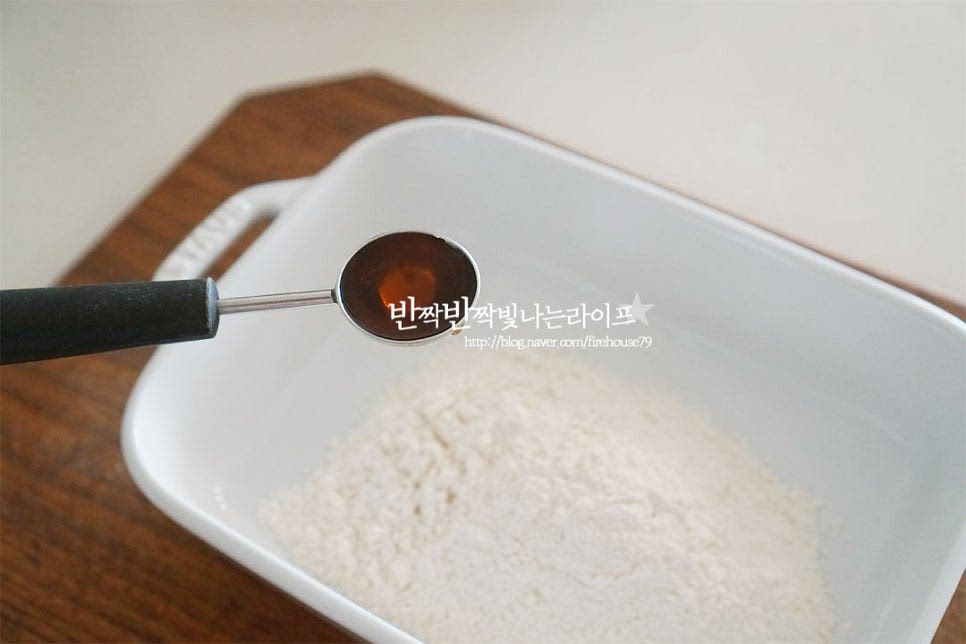 튀김반죽을 만들어줍니다. 먼저 튀김가루 2/3종이컵 정도 그릇에 담아줍니다. 그리고 참치액 1 작은 술 넣어줍니다. 바다 감칠맛을 살려주기 위해 액젓을 더해주었는데요. 그럼 조금 더 감칠맛이 좋습니다. 차가운 물 또는 얼음물을 튀김가루와 동량으로 넣어줍니다. 한 번에 모두 넣지 않고 절반 정도 넣은 뒤 농도를 조절해 주셔도 좋아요. 반죽을 만들 때 바삭함 식감을 위해 차가운 물로 농도를 맞추어주는데요. 뜨거운 기름에 차가운 반죽이 들어가면 식감이 빠삭빠삭하답니다. 기호에 따라 차가운 플레인 탄산수나 맥주를 넣어도 좋습니다. 물의 양을 2/3 정도만 넣고 얼음을 같이 넣어주었어요. 반죽 농도는 되직하지 않으면서도 묽은 정도가 좋습니다. 그래야 튀김옷이 너무 두껍지 않아 재료의 맛을 더 맛있게 느낄 수 있어요. 가볍게 저어 섞어줍니다. 오래 저어 섞다 보면 글루텐이 형성되기 때문에 어우러질 정도로 저어주세요.