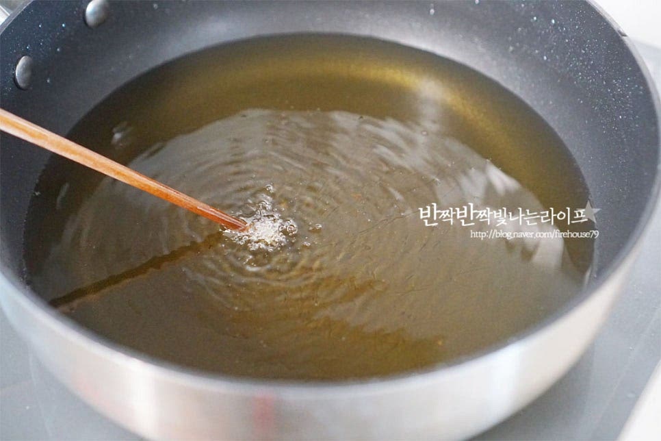 팬에 기름을 넉넉히 붓고 달구어 줍니다. 젓가락에 반죽을 묻혀 넣어보았을 때 기포가 올라오며 튀겨지면 적당한 온도입니다. 만들어둔 반죽에 오징어를 넣고 옷을 입혀줍니다. 튀기면서 열기로 인해 얼음이 녹아버리면 농도가 너무 묽어져버리기 때문에 중간에 농도 체크를 해주세요. 하나씩 넣고 튀겨줍니다. 서로 붙지 않게 살살 저어가며 튀겨주어요. 조금 더 바삭하게 드시려면 한 번 튀겨준 뒤 다시 기름을 정돈하여 온도를 맞추어 한번 더 튀겨주시면 됩니다. 두 번 튀긴 것이 확실히 식감이 좋습니다. 오징어 튀김 같은 경우 오래 튀기지 않고 색이 변하면 잘 익은 것이에요. 되려 너무 오래 튀기면 질져질 수 있습니다. 튀김 망에 올려 기름을 빼주시면 됩니다. 공기가 통하도록 체망에 올려주시면 바삭함이 유지되어요. 뜨거울 때 바로 먹어야 가장 맛이 좋죠. 그릇에 담아 먹으니 고소하고 탱글탱글 부드럽고 바다 감칠맛이 아주 좋아요. 영상도 같이 담았어요. 다른 튀김 종류보다도 오징어로 만들면 특유의 감칠맛이 맥주 안주로 딱 좋은 것 같아요. 맛이 없을 수가 없어요~ 오징어튀김 만들기 맛있게 오징어 요리 만들어 드세요^^ 끄읕 !