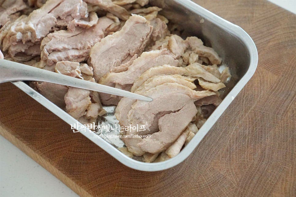배추찜에 들어가는 재료는 배춧잎과 함께 여러 가지 채소를 넣어주면 푸짐하게 맛볼 수 있어요. 훈제오리와 잘 어울리는 부추도 넣고 식감이 좋은 팽이버섯, 색색이 예쁜 파프리카까지 준비했어요. 훈제오리고기는 염지 숙성해 훈연한 것으로 바로 조리해서 먹을 수 있게 되어있어 따로 손질할 것 없이 가볍게 기름을 제거해 줍니다. 야채를 먹기 좋게 준비해요. 알배춧잎은 연하고 부드러운 속배추로 흐르는 물에 깨끗하게 세척해 물기를 제거했습니다. 크기에 따라 한입에 먹기 좋게 잘라주는데요. 저는 잎이 작은 속대를 넣어서 큼직하게 준비했습니다. 파프리카는 심지와 속을 잘라내고 채를 썰어줍니다. 부추 식초물에 담가 세척한 뒤 양 끝을 잘라낸 뒤 5~6cm 길이로 자르고 팽이버섯은 밑동을 잘라내고 부추 길이에 맞추어 썰어주세요. 그 외 감자나 고구마, 표고버섯, 숙주 등 입맛에 맞는 채소를 곁들이면 됩니다.
