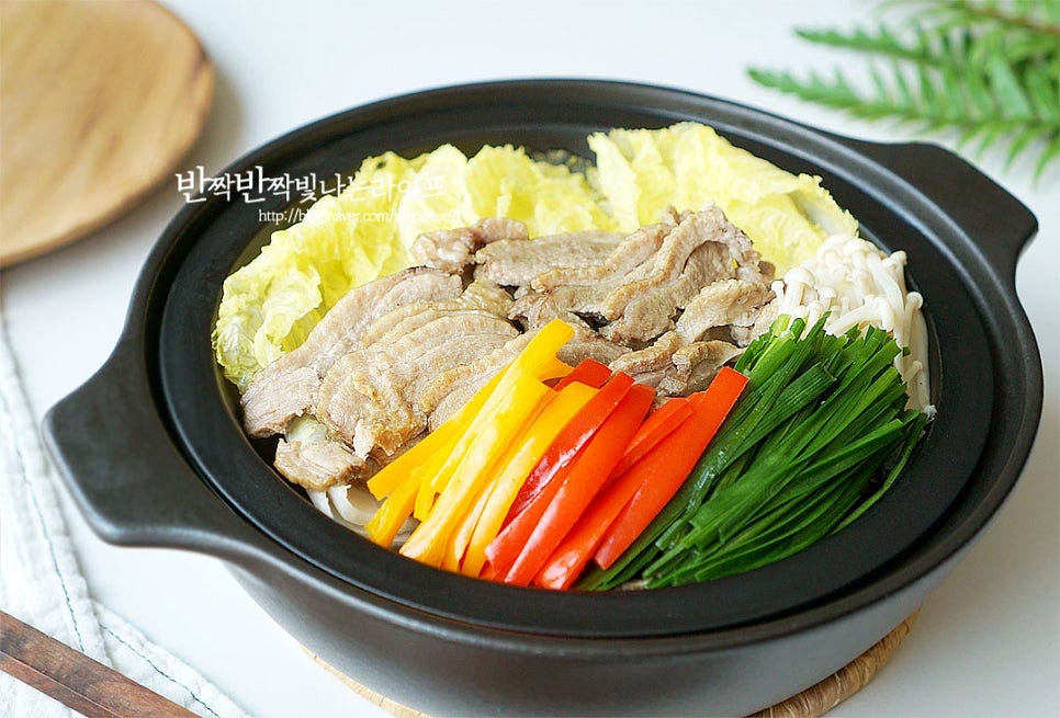 오리고기의 기름이 적당히 빠져 담백 고소하고 채소도 먹기 좋은 식감으로 익으면 완성입니다. 야채와 고기를 함께 먹으니 한 끼 식사로 챙겨 먹기도 든든합니다. 훈제오리에 간이 되어 있어 그대로 드셔도 좋고 레시피에 나와있는 간장소스를 만들어 함께 찍어드셔도 맛있습니다. 매콤하게 먹고 싶다면 스리라차소스를 곁들여도 되고요. 배추에 훈제오리, 부추, 팽이버섯 등 야채를 곁들여 만드는 훈제오리 배추찜은 조리과정도 간단하면서 재료 본연의 맛과 향을 담백하고 깔끔하게 맛볼 수 있어요. 육류와 채소 영양을 챙겨 먹기도 좋고요. 채소와 오리고기를 푸짐하게 즐길 수 있고 다이어트 요리로 부담없이 먹을 수 있답니다. 맛있게 만들어드세요. 끄읕 !