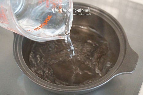 냄비에 물을 붓고 끓여줍니다. 냄비 크기에 따라 물의 양을 조절해 주는데요. 물이 끓어올랐는데 찜기 위로 넘치지 않는 정도면 됩니다. 김이 오른 찜기를 올려줍니다. 중불로 낮춘 뒤 뚜껑을 덮고 5분 정도 쪄줍니다. 5분 뒤 열어보면 촉촉한 찜요리가 되고 있어요. 부추와 팽이버섯, 파프리카를 올리고 다시 뚜껑을 덮고 2분 더 쪄줍니다. 오래 익히지 않아도 금방 숨이 죽는 재료들이라 찌는 시간을 다르게 요리해 줍니다. 그럼 아삭하고 향긋한 식감을 맛볼 수 있어요. 총 7분 정도 쪄주면 훈제오리찜이 먹기 좋게 익어요. 너무 오래 찌면 훈제오리고기의 기름도 다 빠지고 채소도 곤죽이 될 수 있으니 먹기 좋을 만큼만 쪄주는 게 좋습니다.