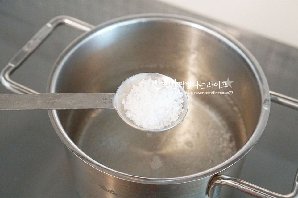 냄비에 물 1L를 붓고 끓어오르면 소금 10g을 넣어줍니다. 간단하게 먹기좋은 스파게티를 준비했어요. 1인분 기준 100g 내외가 적당합니다. 파스타 종류는 입맛에 맞게 넣어주세요. 끓는 물에 면을 넣고 삶아줍니다. 면에 따라 삶는 시간을 조절해주는데 너무 푹 익히는 것보다 소스를 흡수 할 수 있도록 1분 정도 덜 익혀줍니다. 면은 헹굴 필요 없이 물기를 털어주고 면수는 미리 덜어둡니다.