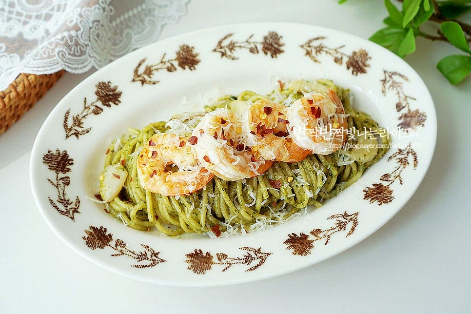 면을 돌돌 말아 담은 뒤 그 위로 구운 새우와 치즈가루, 크러쉬드 레드페퍼를 뿌려주면 맛있게 완성입니다. 영상도 같이 담았어요. 바질페스토만 있으면 간단하게 요리할 수 있는 파스타 레시피로 새우를 넣어 식감과 맛이 더 풍부합니다. 향긋하고 고소하게 맛있게 파스타 만들기 즐겨보세요. 끄읕 !