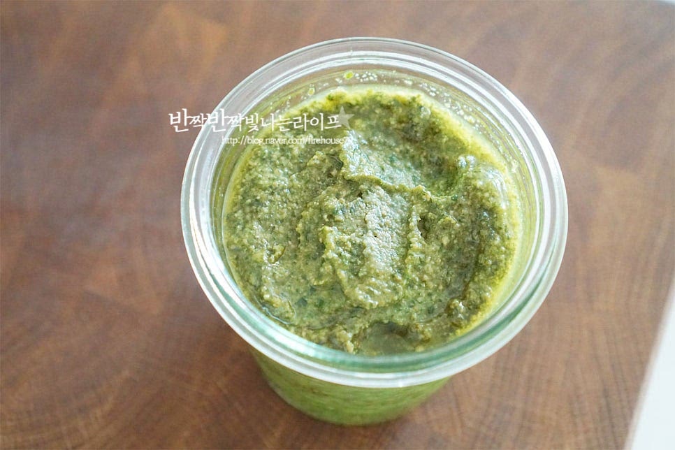 바질과 잣과 같은 견과를 빻아만든 소스인 바질페스토의 상큼하면서도 고소한 풍미는 파스타는 물론 샐러드, 샌드위치 등의 여러 가지 요리로 맛볼 수 있어요. 직접 만들어서 소분해두었다가 요리 레시피에 활용하면 든든하답니다. 홈메이드 레시피는 아래를 참고해 주세요.