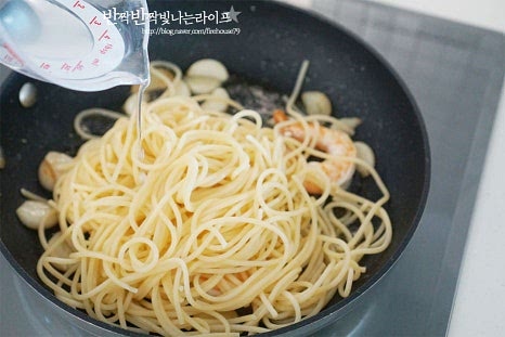 삶은 면과 면수 60ml를 부어줍니다. 면수로 촉촉하게 농도를 맞추어주는데 화력이나 양에 따라 조절해주세요. 파스타가 볶은 재료와 어우러지면 바질페스토 3~4 큰 술을 넣어줍니다. 뭉치치 않게 잘 풀어 볶은 뒤 파르메산 치즈를 갈아서 넣어줍니다. 치즈가 섞이면 불을 끄고 소스와 오일을 면이 흡수할 수 있도록 1분 두었다가 그릇에 담아 완성합니다.