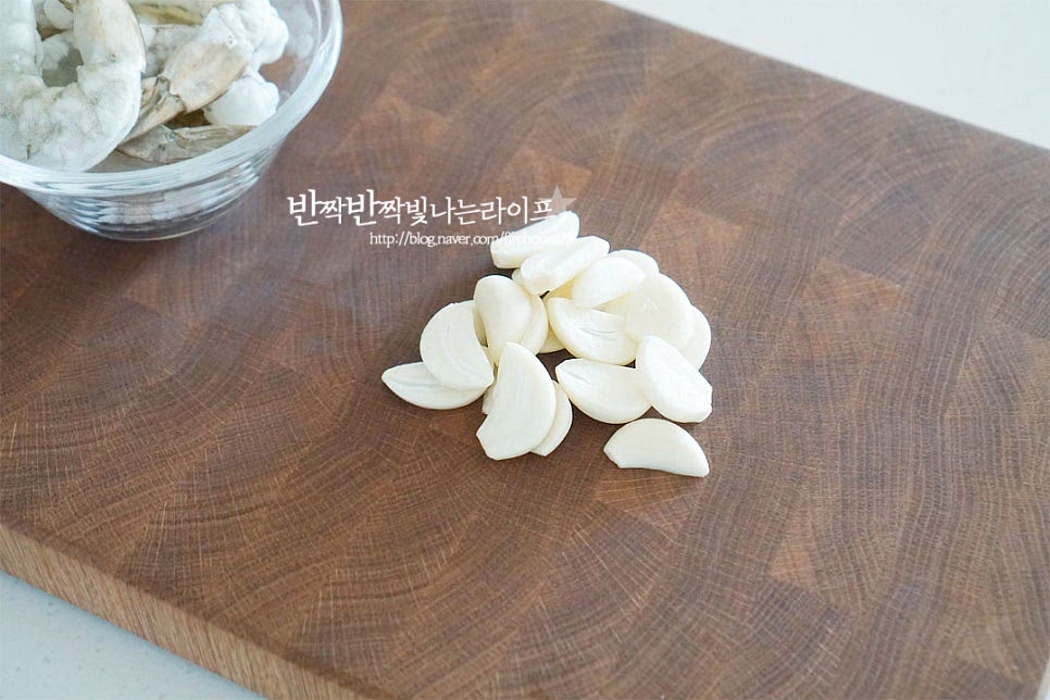 마늘은 편으로 썰어줍니다. 손질된 새우살은 흐르는 물에 헹군 뒤 물기를 제거해 준비해 줍니다. 바질페스토만 넣는 것보다 새우가 들어가면 식감도 좋고 감칠맛이 더해진답니다.