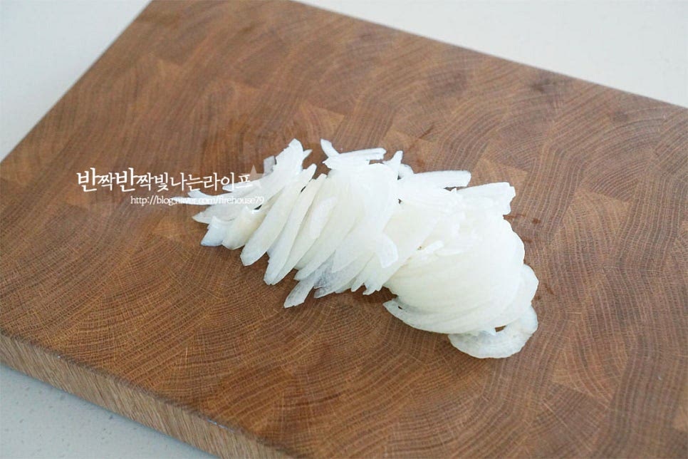 깊고 진한 맛을 내기 위해 카레 레시피에서 꼭 넣어야 하는 양파는 갈색빛이 나도록 충분히 볶는 캐러멜라이징 과정을 거쳐주는데요. 갈색이 되도록 볶아 요리하면 보다 풍부하고 맛있게 만들 수 있습니다. 껍질을 벗긴 뒤 반으로 잘라주고 반달 모양의 단면이 나오도록 얇게 썰어줍니다. 길게 채를 써는 것보다 둥글게 썰어주면 볶았을 때 단맛이 더 깊게 나요. 감자와 당근은 껍질을 깎은 뒤 한 입 크기로 잘라줍니다. 돼지고기와 비슷하게 썰어주었는데 아이가 먹는 것이라면 잘게 썰어주면 됩니다. 양송이버섯은 4등분으로 썰었어요. 그 외 브로콜리, 가지, 파프리카 등 여러가지를 곁들이면 됩니다.