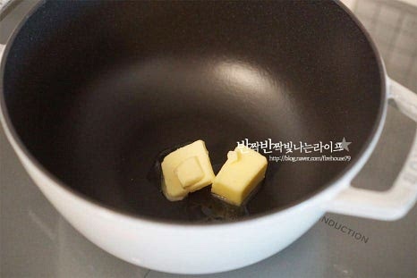 달군 팬에 버터 20g을 녹인 뒤 썰어둔 양파를 넣고 볶아줍니다. 버터가 양파에 코팅되도록 볶다가 투명하게 숨이 죽으면 타지 않게 중약 불로 뭉근하게 계속 볶아줍니다. 점점 색이 갈색빛이 납니다. 15분 정도 충분하게 볶아주면 전체적으로 갈색빛이 짙어지면서 달큰하고 고소한 향이 깊어져요. 다소 번거롭게 느껴질 수도 있지만 양파를 버터에 볶아주는 과정으로 맛이 더 깊어진답니다.
