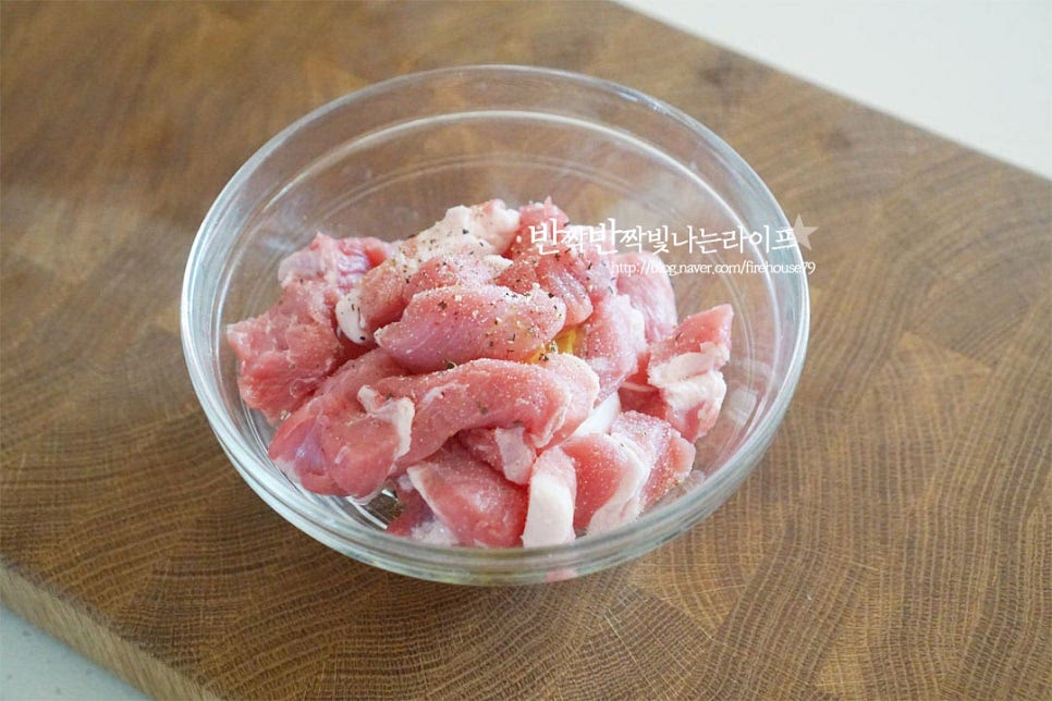 돼지고기나 소고기, 새우, 닭 등 여러 가지 재료로 만들 수 있는 카레는 어떻게 넣고 만드냐에 따라 다양하게 맛볼 수 있는데요. 오늘은 쉽게 구할 수 있는 돼지고기를 넣고 푸짐하게 요리해보았답니다. 기름기가 적고 담백한 부위가 좋은데 입맛에 따라 안심, 등심, 앞다리살, 목살, 삼겹 중에서 준비해줍니다. 밥과 함께 비벼 먹는 것이라 한입에 먹기좋은 크기로 자른 것이 좋습니다. 키친타월로 가볍게 핏물을 제거하고 소금과 후추 약간, 올리브오일 1 큰 술을 뿌려 가볍게 버무려 밑간하여 둡니다.