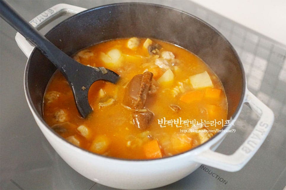 채소가 익으면서 밑간하여 끓인 육수가 더욱 풍부한 맛이 되었는데요. 약불로 낮춘 상태에서 고체를 넣어줍니다. 분말형과 다른 일본고체카레는 조금 더 진하게 농도가 조절됩니다. 간에 따라 양을 조절하여주고 물이 부족하다면 더해주세요. 오늘은 고체카레로만 끓여 요리했는데 분말과 섞어서 만들면 맛이 더 깊어요. 고체가 풀어지면 중불로 올린 뒤 한소끔 끓여 마무리 완성해요. 고슬고슬한 밥을 담은 뒤 옆으로 먹음직스럽게 올려줍니다. 먹음직스럽게 파슬리가루를 약간 뿌려주었어요. 돼지고기와 야채가 푸짐하게 들어가 부드러우면서도 진한 맛이 느껴져요. 단무지나 김치를 곁들여 먹음 카레라이스 한 그릇 뚝딱이랍니다. 영상도 같이 담았어요. 버터에 양파를 갈색이 되도록 볶아 카라멜라이징양파를 만든 뒤 돼지고기와 야채, 버섯을 넣고 끓여 맛을 내어줍니다. 이때 토마토소스와 치킨스톡을 활용하면 깊고 풍부하게 카레만들기 완성입니다. 카레 맛있게 만드는법 깊은 풍미를 더해 요리해드세요. 끄읕 !