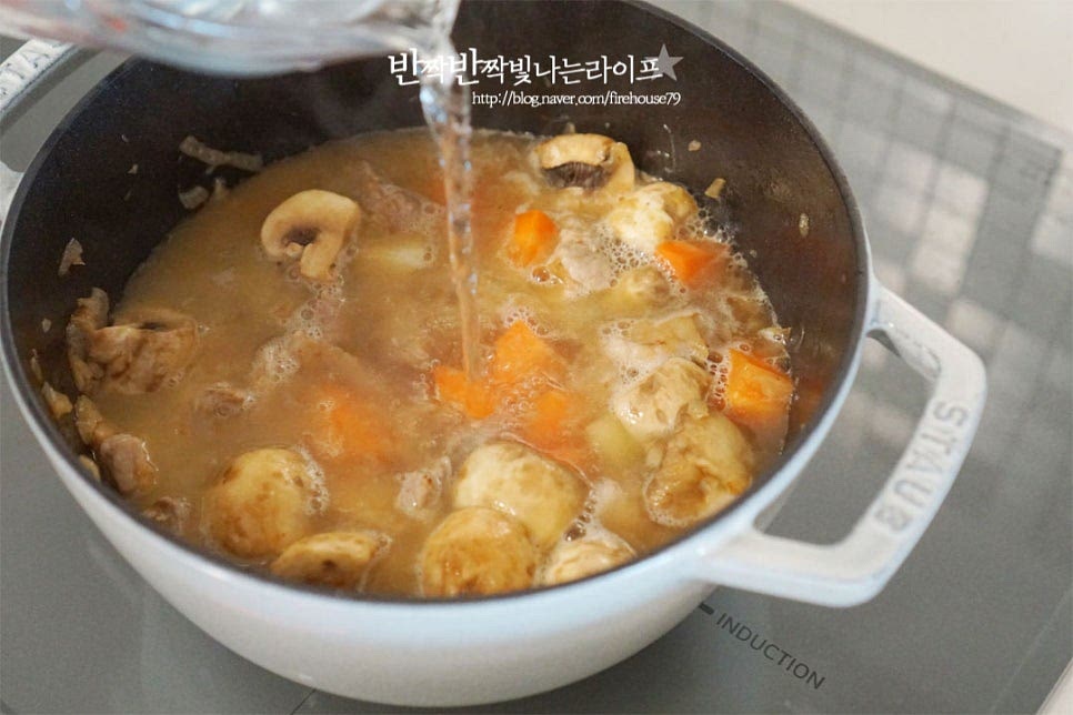 물 700ml를 부어줍니다. 물의 양은 화력이나 재료에 따라 조절하여 농도를 맞추어주세요. 깊은 맛이 우러나도록 볶은 뒤 물을 넣고 끓여주었기 때문에 그대로도 맛이 깊어져있어요. 끓어오르면 치킨스톡 1/2 작은 술 토마토소스 2 큰 술을 풀어줍니다. 육수 대신 치킨스톡으로 감칠맛을, 토마토소스를 넣어주면 산뜻한 향미를 더할 수 있습니다. 뚜껑을 덮고 8~10분 익혀줍니다. 채소의 크기에 따라 익히는 시간은 조절해 주세요. 너무 오래 익히면 감자가 부서지기 쉬워요.