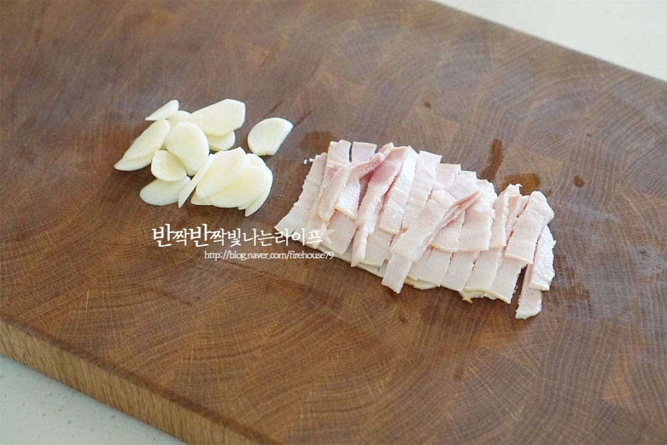 짭조름한 베이컨은 채 썰어주고 마늘은 편으로 잘라줍니다. 베이컨대신 얇은 햄이나 소시지를 활용해도 좋습니다.