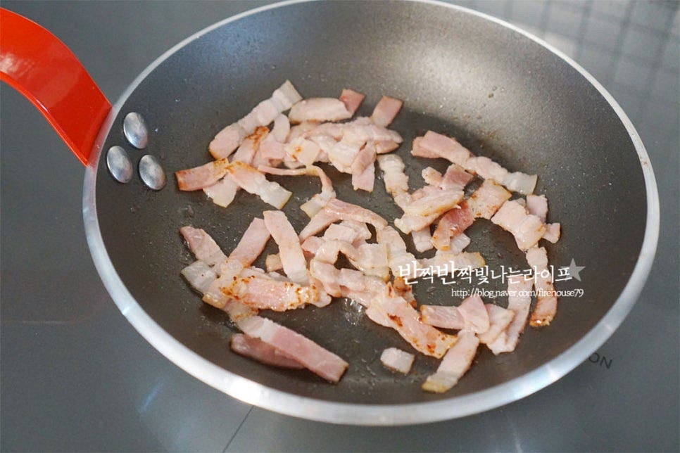 예열한 팬에 채 썬 베이컨을 올려 구워줍니다. 겉이 익으면서 기름이 적당하게 나오는데요. 그럼 편으로 썬 마늘을 넣고 함께 볶아줍니다. 기름을 따로 두를 필요 없이 베이컨의 기름으로 노릇노릇하게 볶아준 뒤 접시에 덜어 담아둡니다.