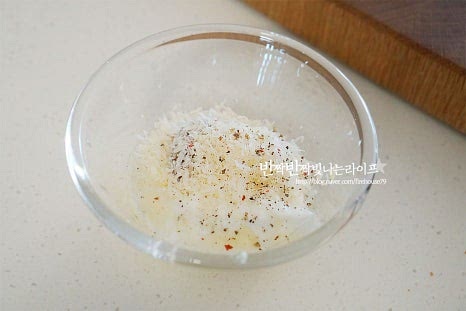 산뜻하게 어우러지는 샐러드 드레싱을 준비합니다. 마요네즈 3 큰 술, 그릭요거트 1 큰 술 레몬즙 1 큰 술, 알룰로스 2/3 큰 술 홀그레인머스타드 1/2 큰 술, 소금과 후추 약간 파마산 치즈 간 것 1 큰 술 듬뿍 넣고 섞어줍니다. 요거트 조금 넣으면 산뜻하게 맛볼 수 있으며 간에 따라 단맛은 조절해 주세요. 알룰로스는 꿀이나 올리고당으로 대체 가능합니다.