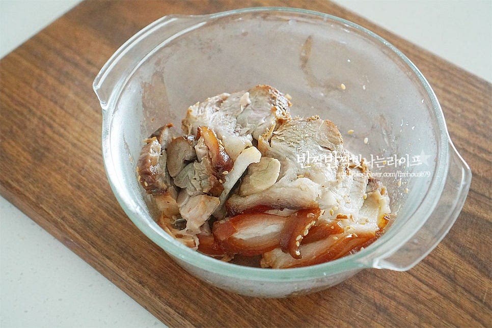 먹고 남은게 꽤 있어서 데워서 먹기보다 냉채족발로 만들어 먹기로 했어요. 전자레인지 용기에 담은 뒤 1~2분 데워줍니다. 껍질 부분이 촉촉 쫄깃하게 데워졌어요. 너무 오래 데우면 오히려 퍽퍽해질 수 있어요. 모든 야채는 곱게 채를 썰어줍니다. 얇고 일정한 두께로 채를 썰어주어야 고르게 어우러져 식감이 조화로워요. 당근과 오이는 어슷하게 썰어 채 썰고, 양배추도 길이를 맞추어 자른 뒤 잘라줍니다. 양파는 채를 썰어 찬물에 5분 담갔다 물기를 털어주고, 파프리카는 심지를 잘라낸 뒤 채를 썰어 준비해 줍니다. 색감을 조화롭게 구성해 주면 먹음직스러우니 다채로운 재료를 곁들여보세요^^ 그 외 깻잎, 계란지단 등 넣으면 됩니다.