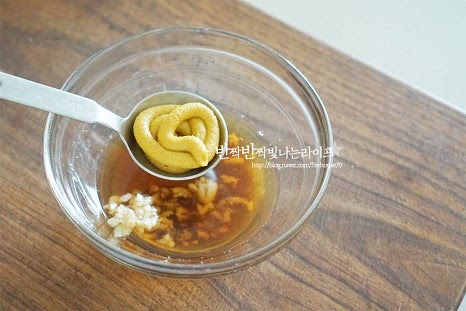 겨자 냉채족발 소스를 만들어요. 연겨자의 알싸한 매운맛이 새콤달콤한 맛과 어우러져 감칠맛을 만들어내는데요. 연겨자 1 큰 술, 양조간장 1/2 큰 술 사과식초 3~4 큰 술, 황설탕 2 큰 술 간 마늘 1 작은 술, 레몬즙 1/2 큰 술 통깨 간 것 1/2 큰 술, 소금 한 꼬집을 넣어요. 고소한 깨소금을 갈아 넣으면 풍미가 훨씬 더 조화롭습니다. 맵고 새콤달콤한 맛 재료를 가감하여 넣어주면 더 맛있어요.