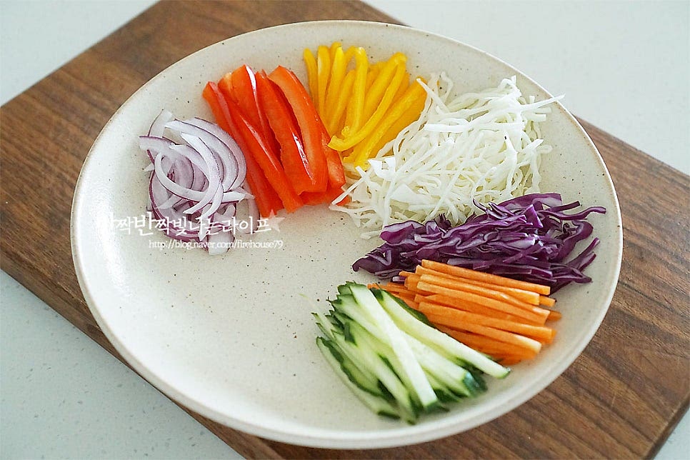 넓은 그릇에 야채를 색색이 담아줍니다. 고기도 같이 올려주어요. 가운데 소스를 올려 그릇에 담아주면 먹음직스러운 비주얼로 근사하게 맛볼 수 있어요. 저는 남은 족발 요리로 만들었지만 상황에 따라 시판용을 사서 데운 뒤 요리해 주면 손님 초대 음식으로도 손색이 없어요. 영상도 같이 담았어요. 족발 냉채 레시피로 만들어 먹음 색다른 별미로 또 다르게 맛볼 수 있어요. 아삭아삭 쫄깃 탱탱한 맛에 알싸하고 매콤하게 어우러진 맛은 자꾸만 손이 간답니다. 냉채족발 만들기 맛있게 요리해 드세요^^ 끄읕 !