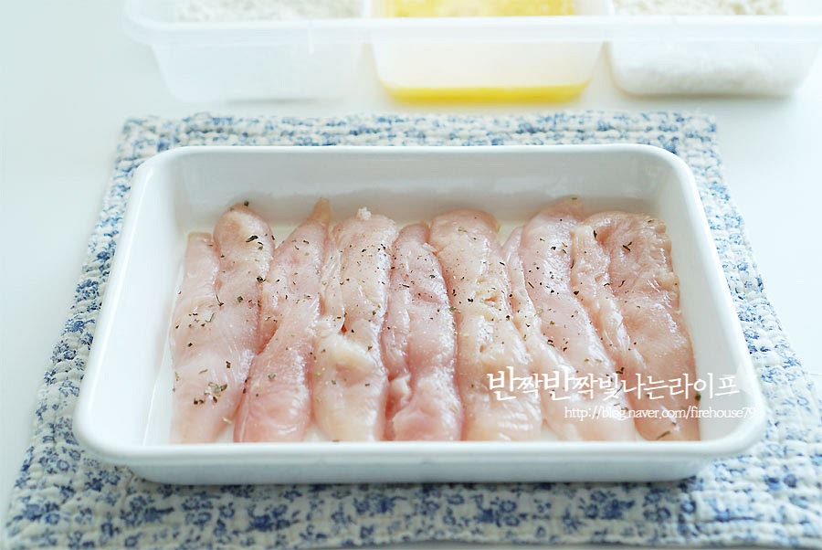 우유에 재운 뒤 체에 밭쳐 가볍게 헹궈주어 키친타월로 물기를 닦아줍니다. 소금, 후추로 밑간을 해줍니다. 바질가루를 약간 뿌려주었어요. 기본적으로 소금, 후추로 간해주고, 기호에 따라 바질이나 카레 가루를 약간 뿌려주면 향긋하게 맛볼 수 있어요. 튀김옷 준비를 해줍니다. 트레이나 볼에 밀가루, 달걀물, 빵가루를 담아 세팅해요.