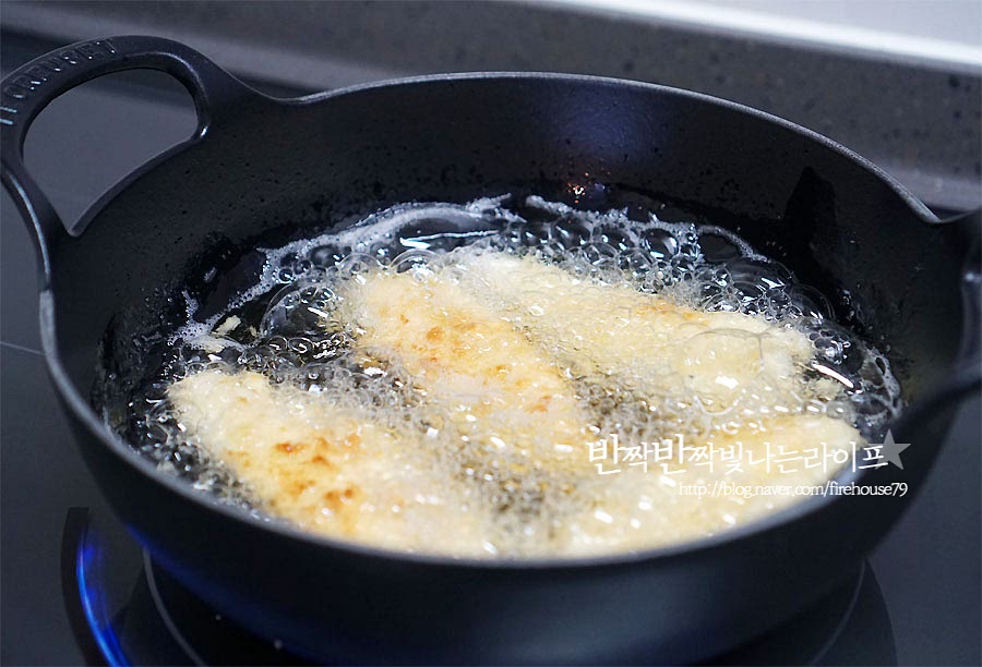 냄비에 기름을 넉넉히 둘러준 뒤 달구어 줍니다. 빵가루 한 조각을 떨어뜨렸을 때 바로 떠오르면서 튀겨지면 튀기기 딱 좋은 온도에요. 튀김옷을 입힌 닭을 튀겨줍니다. 겉면이 노릇노릇할 정도로 튀겨줍니다. 안심은 두께가 두껍지 않아 잘 익는데요. 익은 정도를 알고 싶다면 가장 두꺼운 면을 젓가락으로 찔러보았을 때 빨간 육즙이 나오지 않으면 속까지 잘 익은 거예요. 중간중간 튀김 부스러기를 제거해 주면 보다 고운 갈색빛으로 튀길 수 있어요. 튀긴 것은 바로 채망에 올려주어야 기름도 빠지고 바삭한 식감이 살아요. 공기가 통할 수 있는 망에 올려주어야 먹는 내내 바삭바삭해요. 바닥면에 바로 닿으면 아무래도 눅눅해지기 쉬워요.