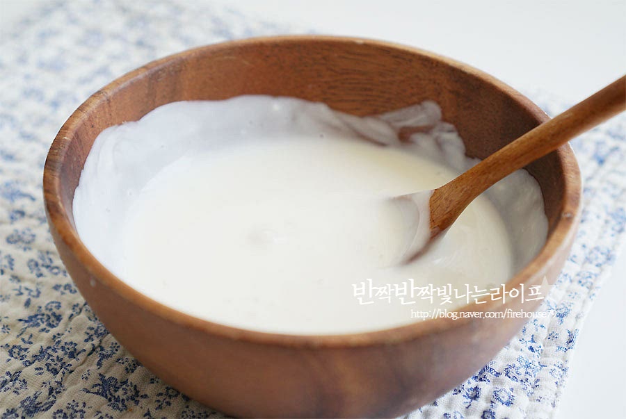 치킨까스 소스를 만들어요. 아이가 먹을 것이라 상큼한 요거트소스를 만들었어요. 간단하게 만들어 먹기 좋고 튀김의 느끼함을 잡아주어요. 플레인요거트 2T, 마요네즈 1T 레몬즙 1T, 꿀 1T를 넣고 잘 섞어줍니다. 요거트 당도에 따라 꿀과 레몬즙은 가감하여 주세요. 가벼운 샐러드와 함께 그릇에 먹기 좋게 담아줍니다. 노릇한 갈색빛이 먹음직스러워요. 만들기 영상을 같이 보면 손질부터 만드는 데 도움이 된답니다. 바삭바삭한 한 접시로 눈과 입이 모두 즐거워요. 돼지로 만드는 돈까스도 좋아하지만 부드럽고 담백한 닭튀김은 늘 옳은 맛이죠^^ 상큼한 소스에 곁들여 콕 찍어 먹음 잘 어울린답니다. 요거트로 간단하게 만들 수 있으니 같이 곁들여 보세요. 치킨까스 만들기 바삭하고 고소하게 튀겨서 부드러운 닭안심 요리 즐겨보세요. 안심의 부드럽고 촉촉함과 튀김옷이 정말 잘 어울린답니다. 아이도 어른도 누구나 좋아하는 요리죠. 맛있게 챙겨드세요. 끄읕 !