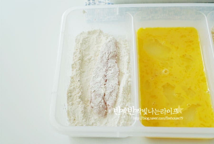 튀김옷을 입혀줍니다. 밀가루-달걀물-빵가루 순으로 옷을 입혀줍니다. 밀가루는 꼼꼼하게 묻혀준 뒤 가루가 덩어리지지 않게 털어줍니다. 달걀물을 입힌 뒤 빵가루 역시 고루 입혀주어야 겉면이 바삭하고 고소한 풍미를 살릴 수 있어요.