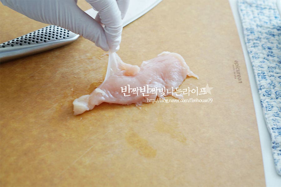 닭안심을 손질하여 줍니다. 겉면에 붙은 얇은 막과 가운데 하얀 힘줄을 제거하여 줍니다. 힘줄 같은 경우 칼로 살살 긁어내어주면 보다 쉽고 깔끔하게 제거할 수 있어요. 살이 부드러워 찢어지기 쉬우므로 모양을 잡아주며 손질하여 주었어요. 잡내를 잡아주고 육질을 부드럽게 해주기 위해 자작할 정도로 우유를 부어 15분 정도 재워둡니다.